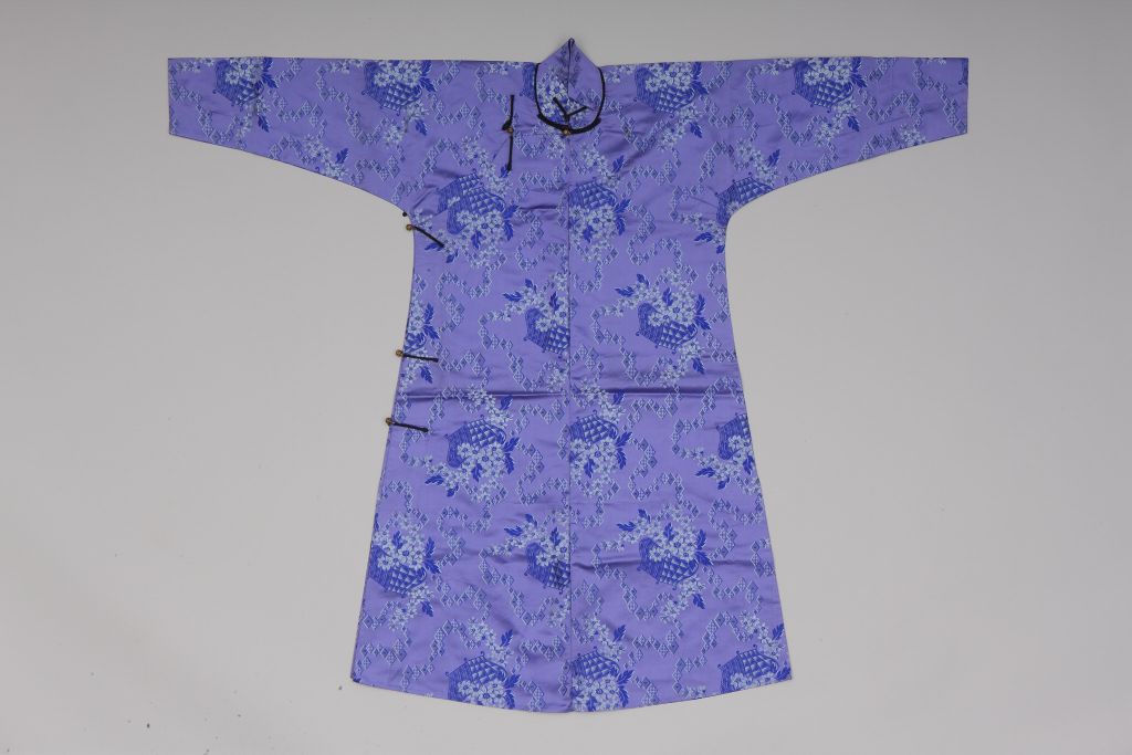图片[1]-Snow Grey Diagonal Checkered Flower Basket Pattern Thai Satin Single Robe-China Archive